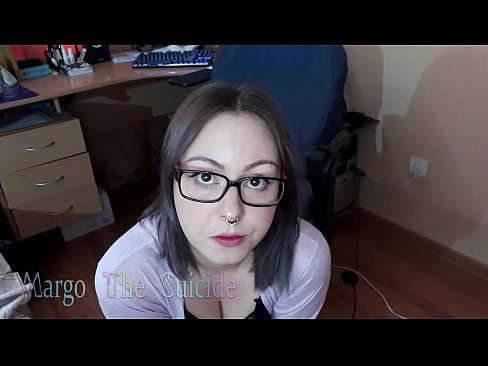 ❤️ Ọmọbinrin ti o ni gbese pẹlu awọn gilaasi buruja Dildo jinna lori Kamẹra si wa ❤